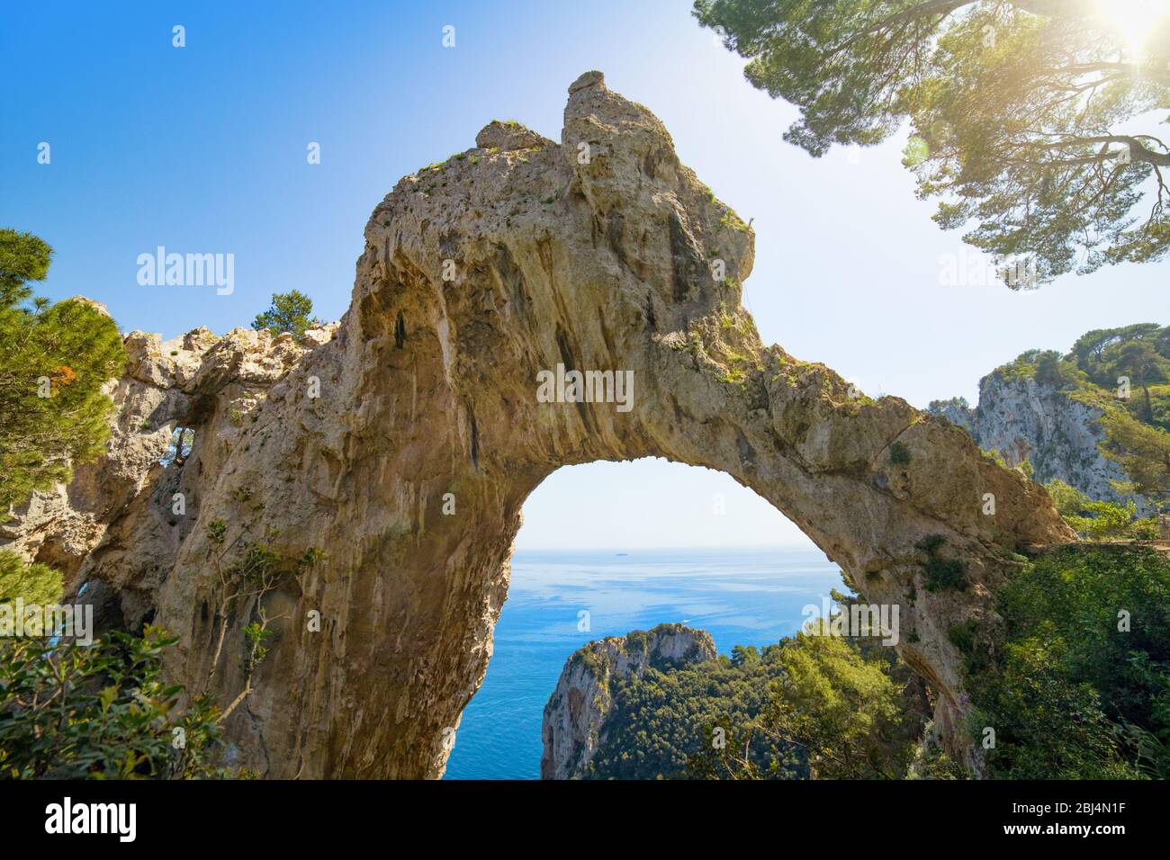 Incredibile fenomeno geologico naturale - Arco Naturale è arco naturale sulla costa dell'isola di Capri. Foto Stock