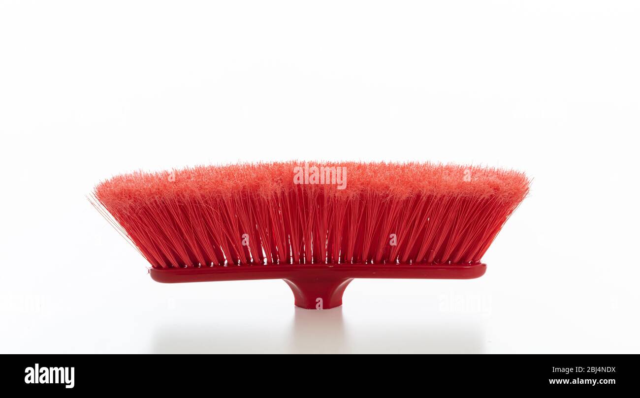 Spazzolone di pulizia isolato su sfondo bianco. Pavimenti in legno colore rosso, forniture per la pulizia della casa Foto Stock