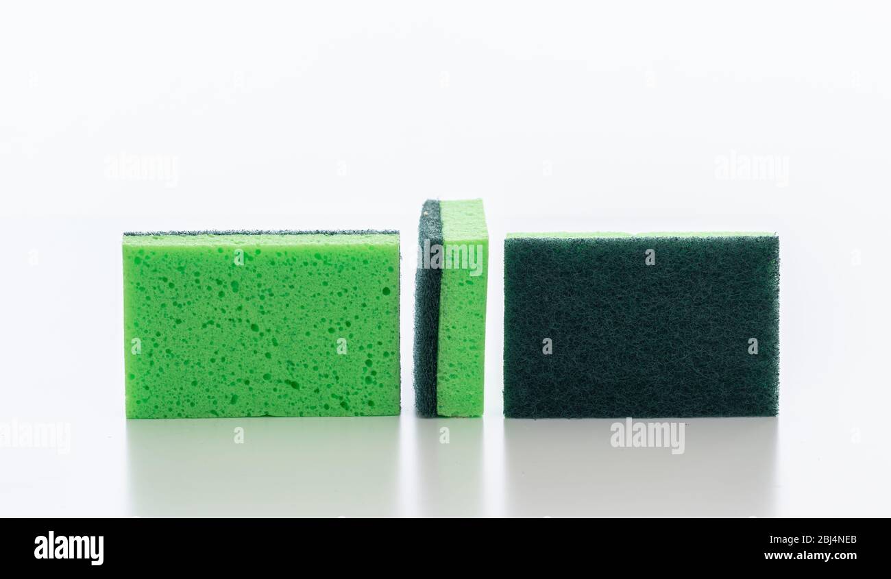 Pulizia spugne da cucina isolato su sfondo bianco. Spugne di colore verde per lavaggio stoviglie, articoli per la casa Foto Stock