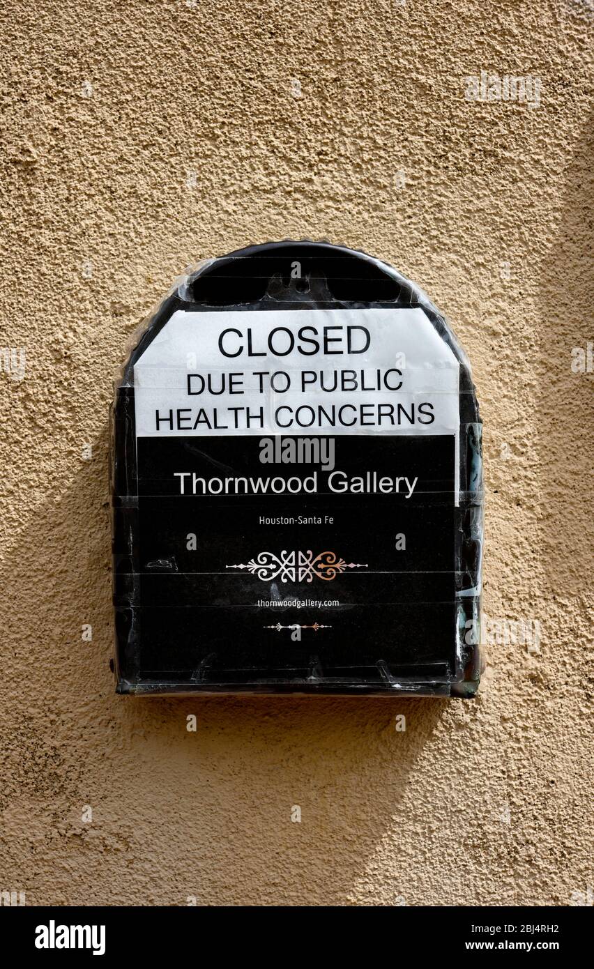 Un cartello su una galleria d'arte mailbox a Santa Fe, New Mexico, afferma che il negozio è chiuso a causa della pandemia di coronavirus. Foto Stock