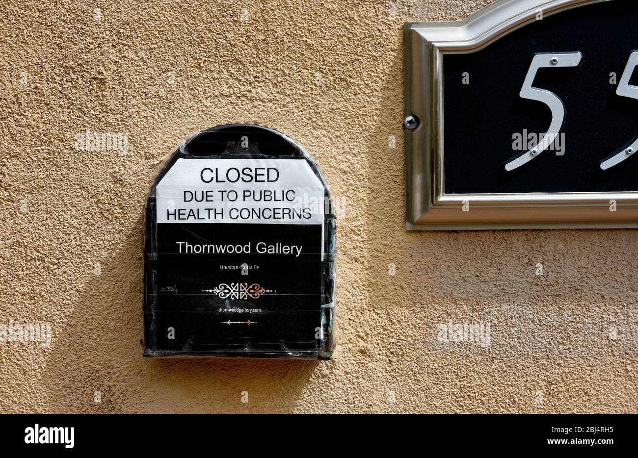 Un cartello su una galleria d'arte mailbox a Santa Fe, New Mexico, afferma che il negozio è chiuso a causa della pandemia di coronavirus. Foto Stock