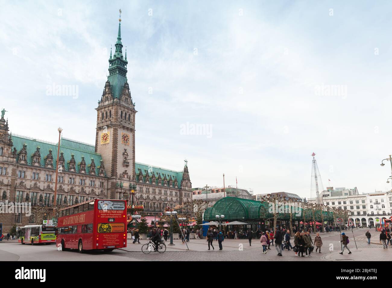 Amburgo, Germania - 30 novembre 2018: I turisti camminano su Rathausmarkt vicino al Municipio di Amburgo. E' la piazza centrale di Amburgo, Germania, situata in t Foto Stock