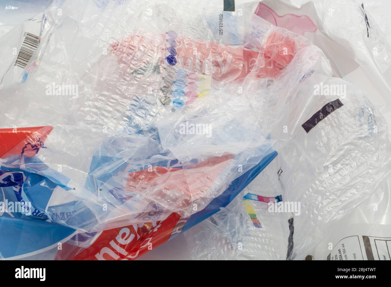 Involucro di plastica ASDA vuoto. Rifiuti di plastica metafora, guerra su plastica morbida, plastica monouso, rifiuti di plastica domestica. Foto Stock
