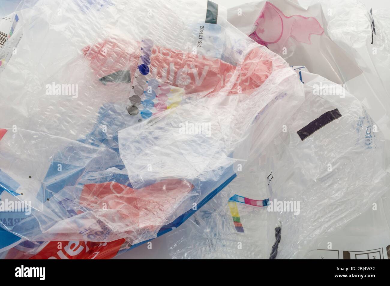 Involucro di plastica ASDA vuoto. Rifiuti di plastica metafora, guerra su plastica morbida, plastica monouso, rifiuti di plastica domestica. Foto Stock