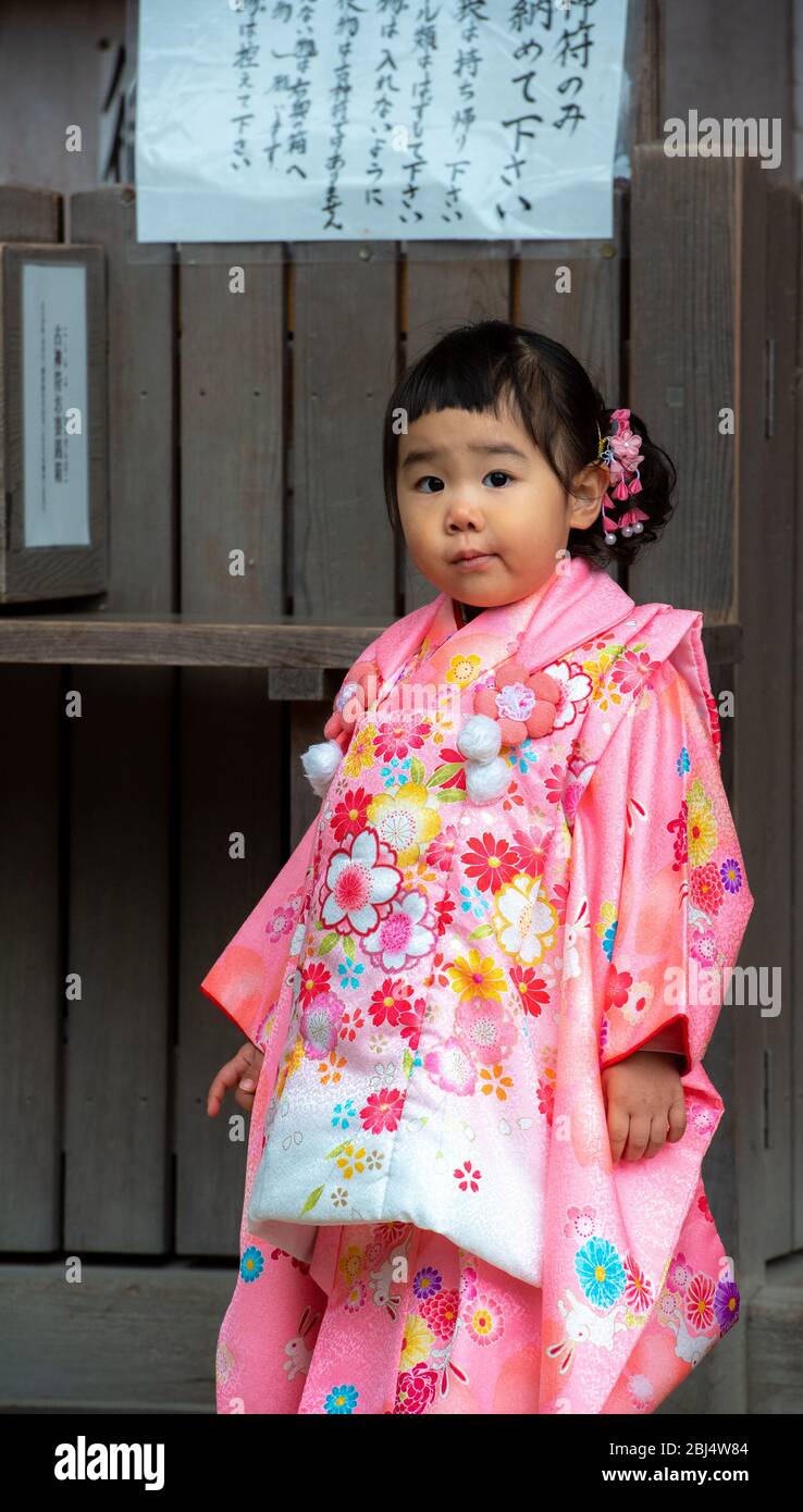 Una bambina giapponese che indossa il kimono tradizionale al tempio Kasuga  Taisha a Nara, Giappone Foto stock - Alamy