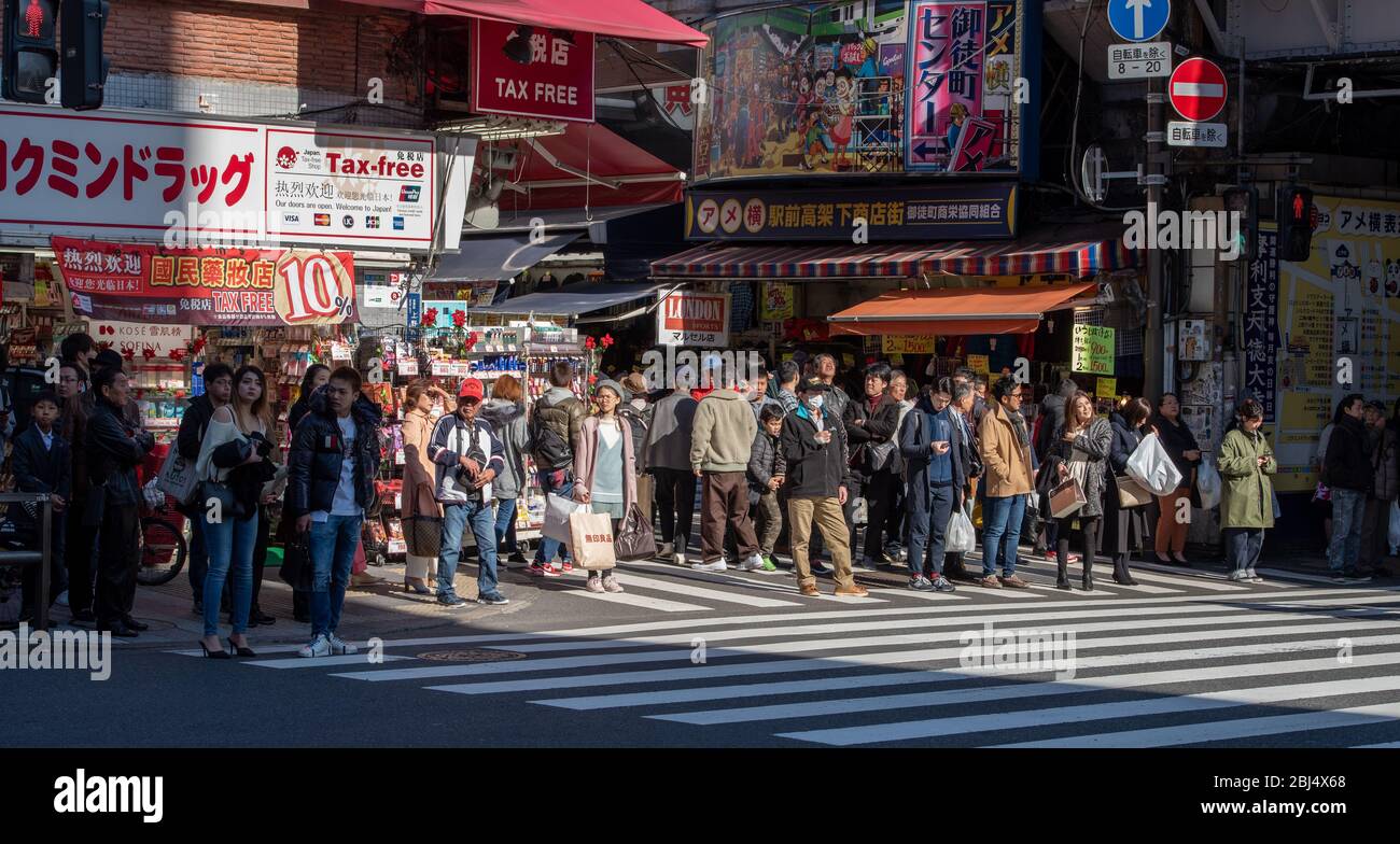 Persone che camminano al mercato di Ameyoko, Tokyo, Giappone Foto Stock