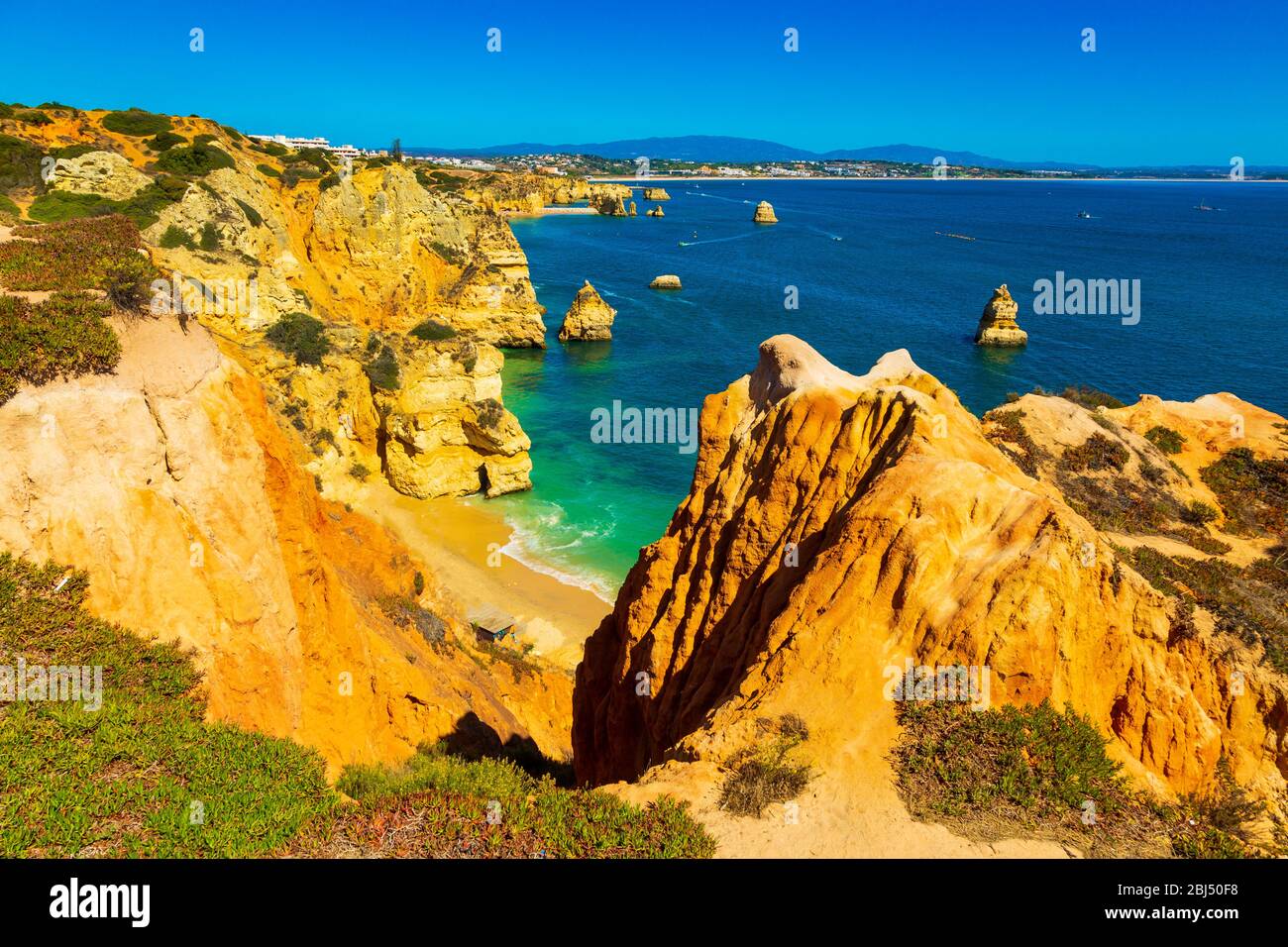 Algarve, Portogallo: Meravigliosa laguna blu oceano e spiaggia sabbiosa tra le scogliere gialle. Place si trova vicino all'Oceano Atlantico vicino alla città di Lagos in Europa. Foto Stock