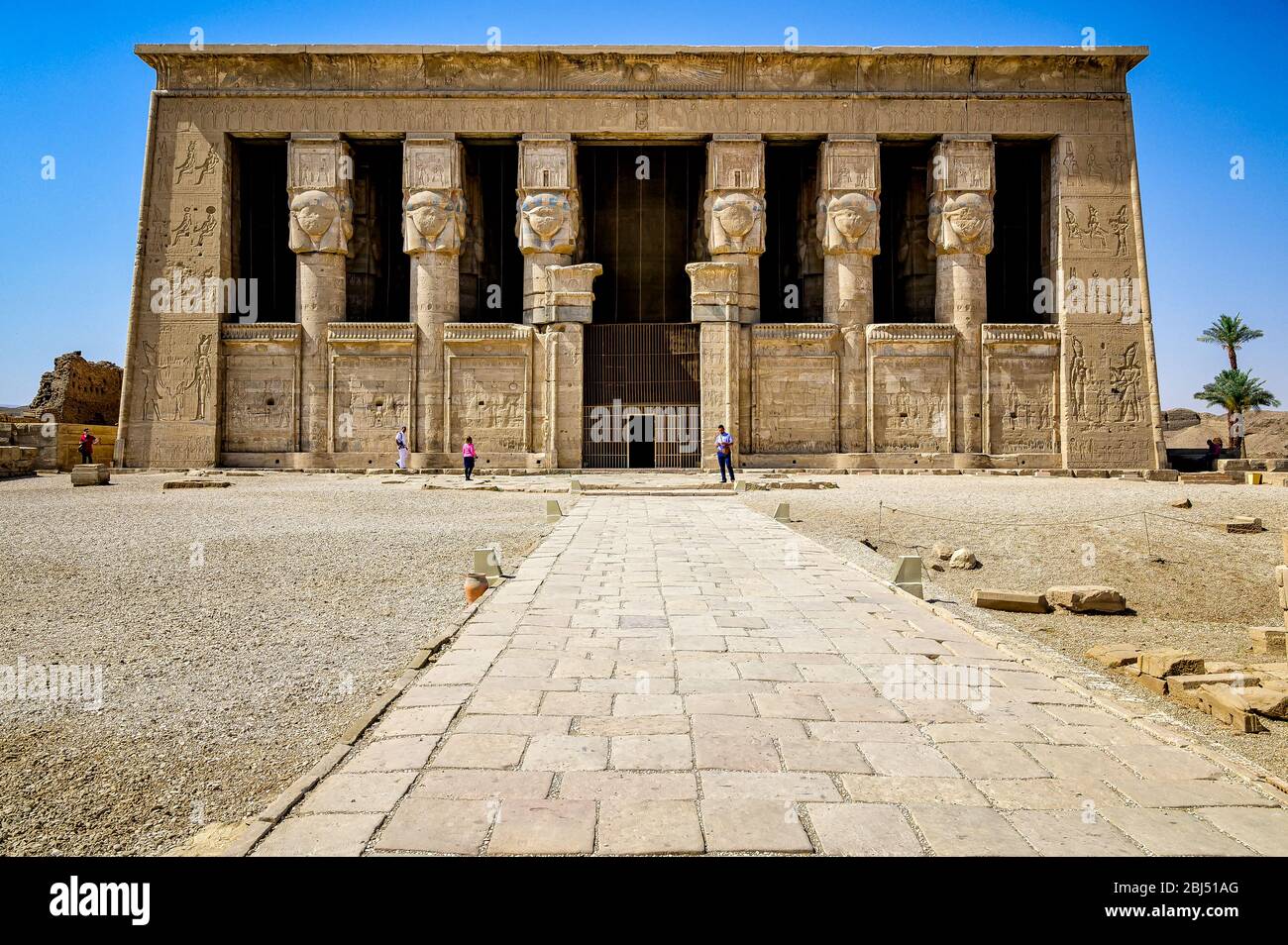 La façade del complesso del Tempio di Dendera in Egitto Foto Stock