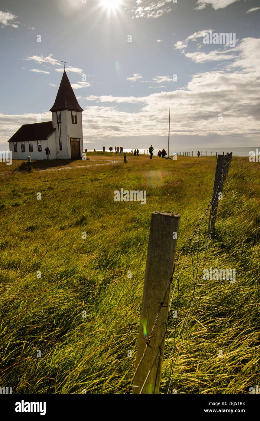 Ampio angolo di una chiesa lontana in estate in Islanda. Foto Stock