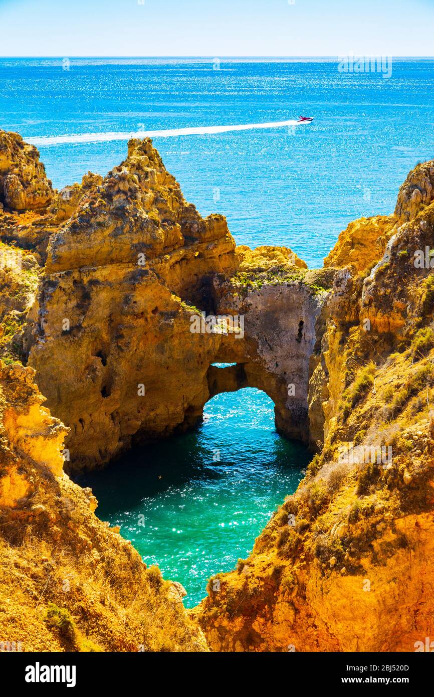 Belle scogliere sabbiose e laggon d'acqua lungo la costa oceanica Algarve vicino alla città di Lagos, Portogallo Foto Stock