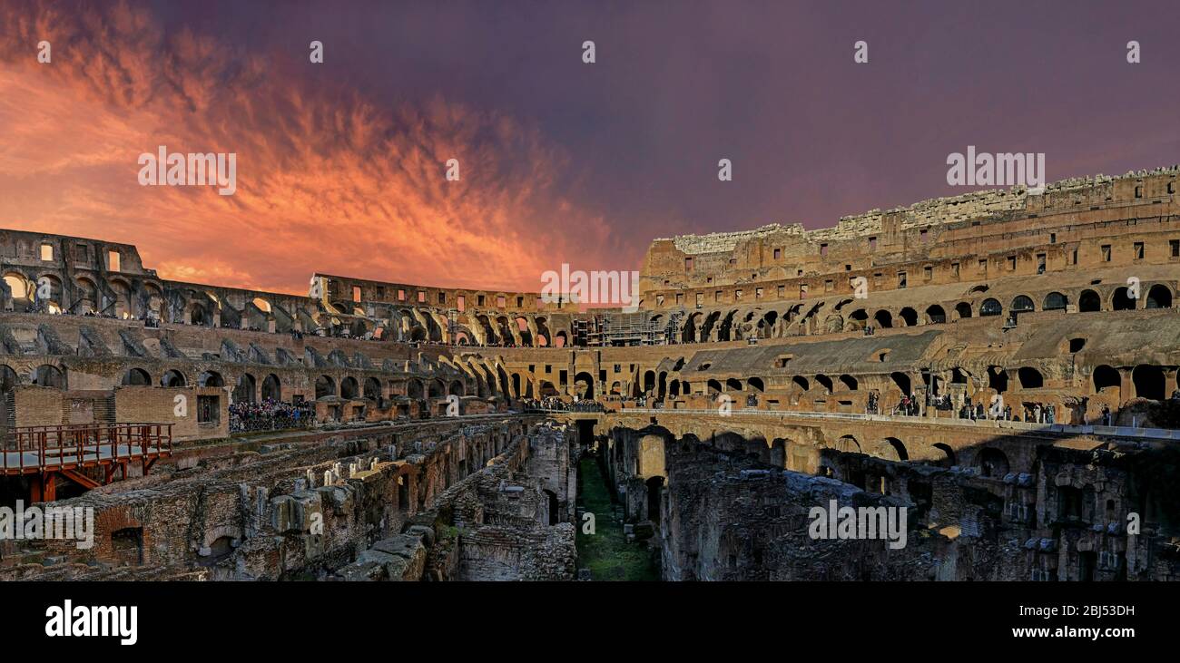 Un brillante tramonto si distira su una vista panoramica del Colosseo di Roma. Foto Stock