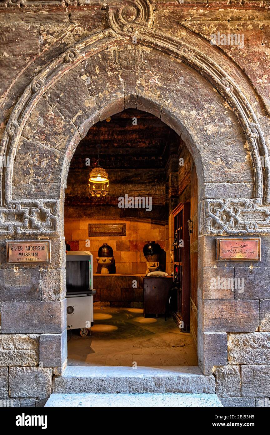 Ingresso all'arco, logoro nel tempo, al Museo di Bayer-Andersen accanto alla Moschea Ibn Tulun al Cairo Foto Stock