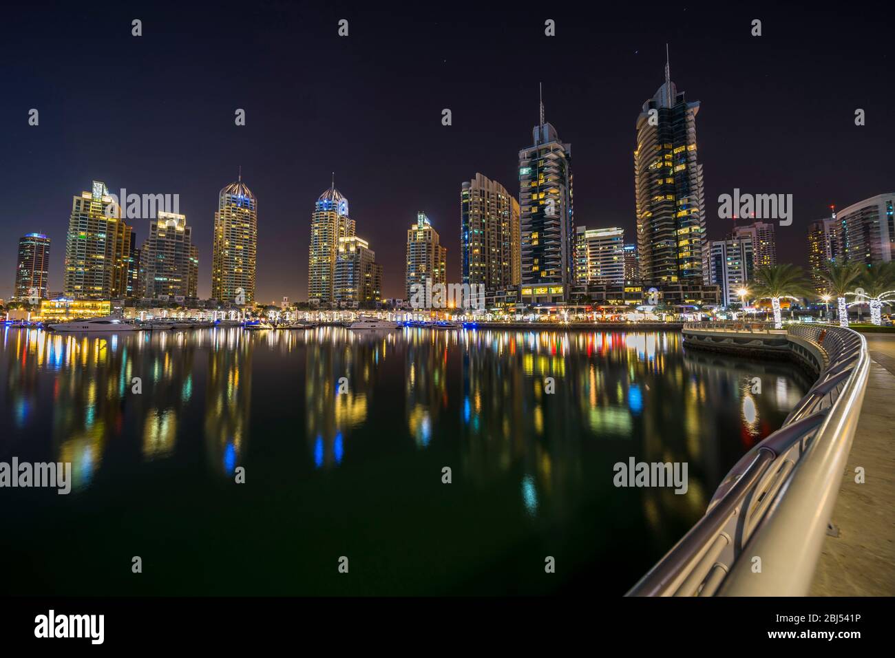 Le acque cristalline della Marina riflettono i ricchi colori dei suoi lussuosi edifici a Dubai. Foto Stock