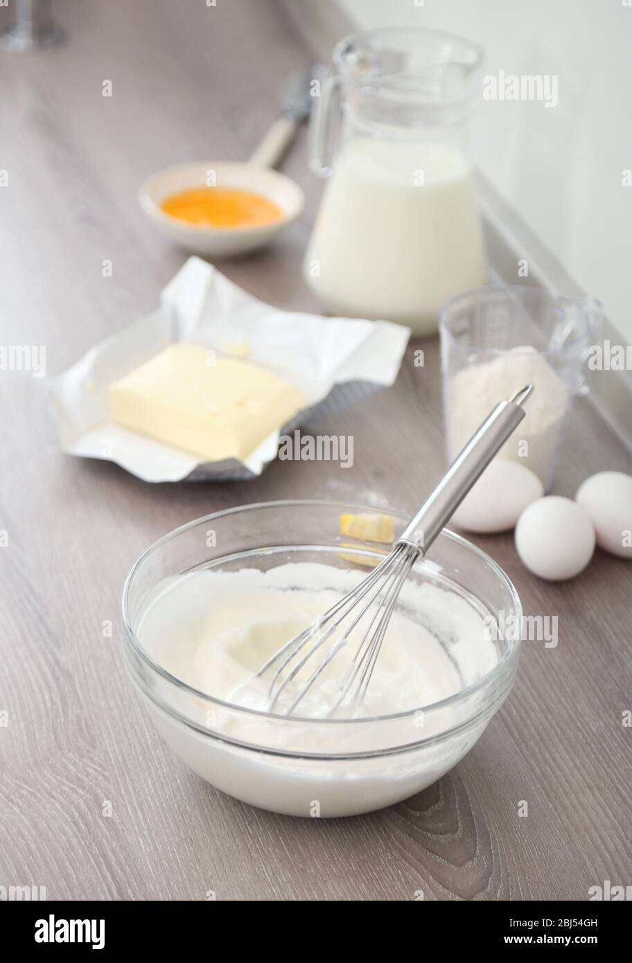 La cottura di burroso di panna da cucina Foto Stock