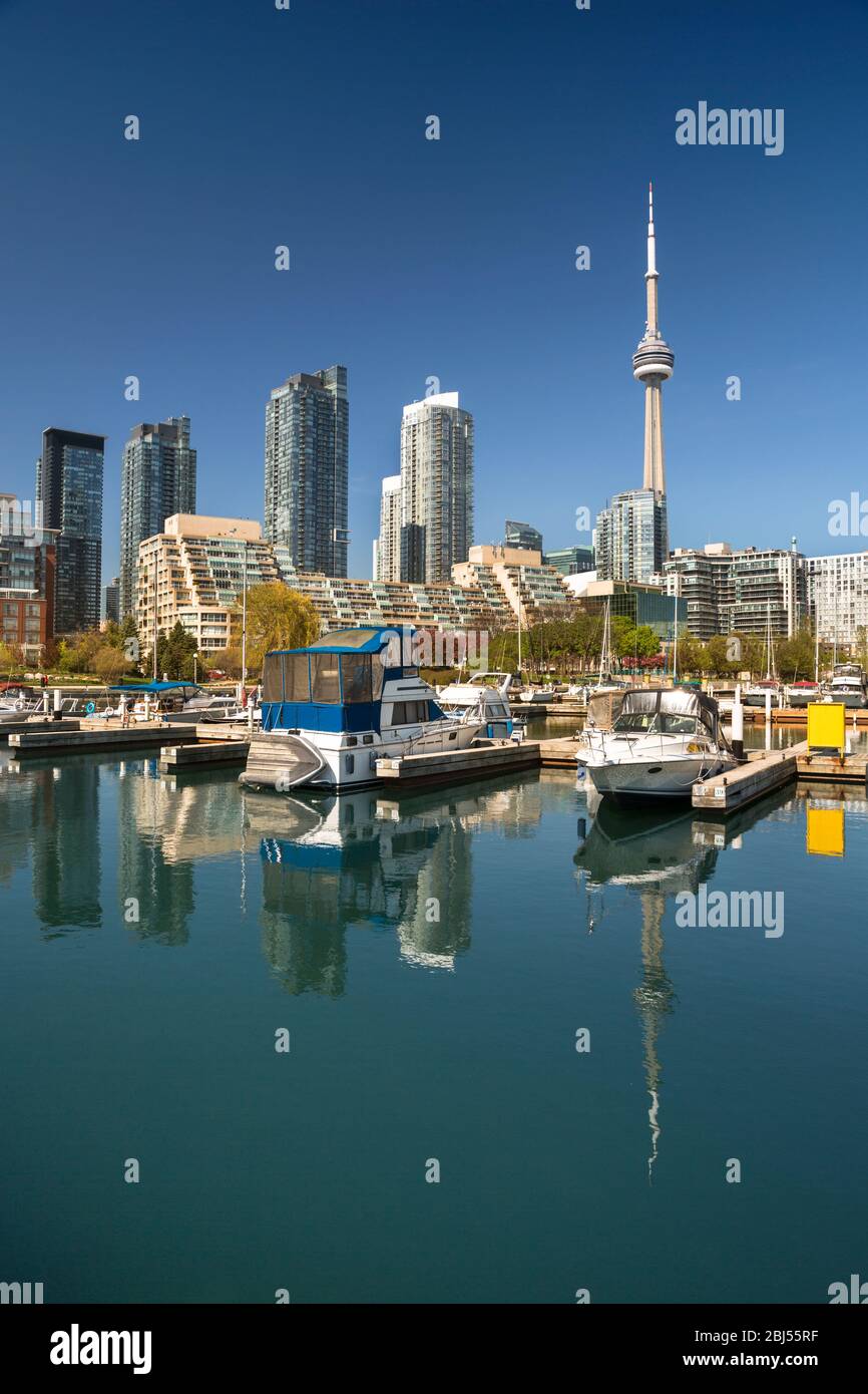 Vista dello skyline della CN Tower a Toronto, Ontario, Canada dal porto turistico lungo il lago Ontario Foto Stock