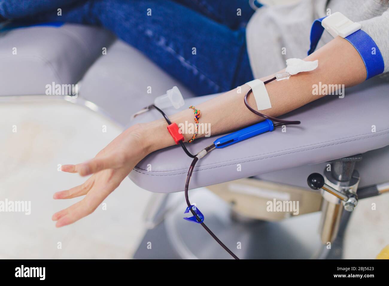 il sangue di laboratorio viene rimosso durante il primo piano della mano di donazione Foto Stock