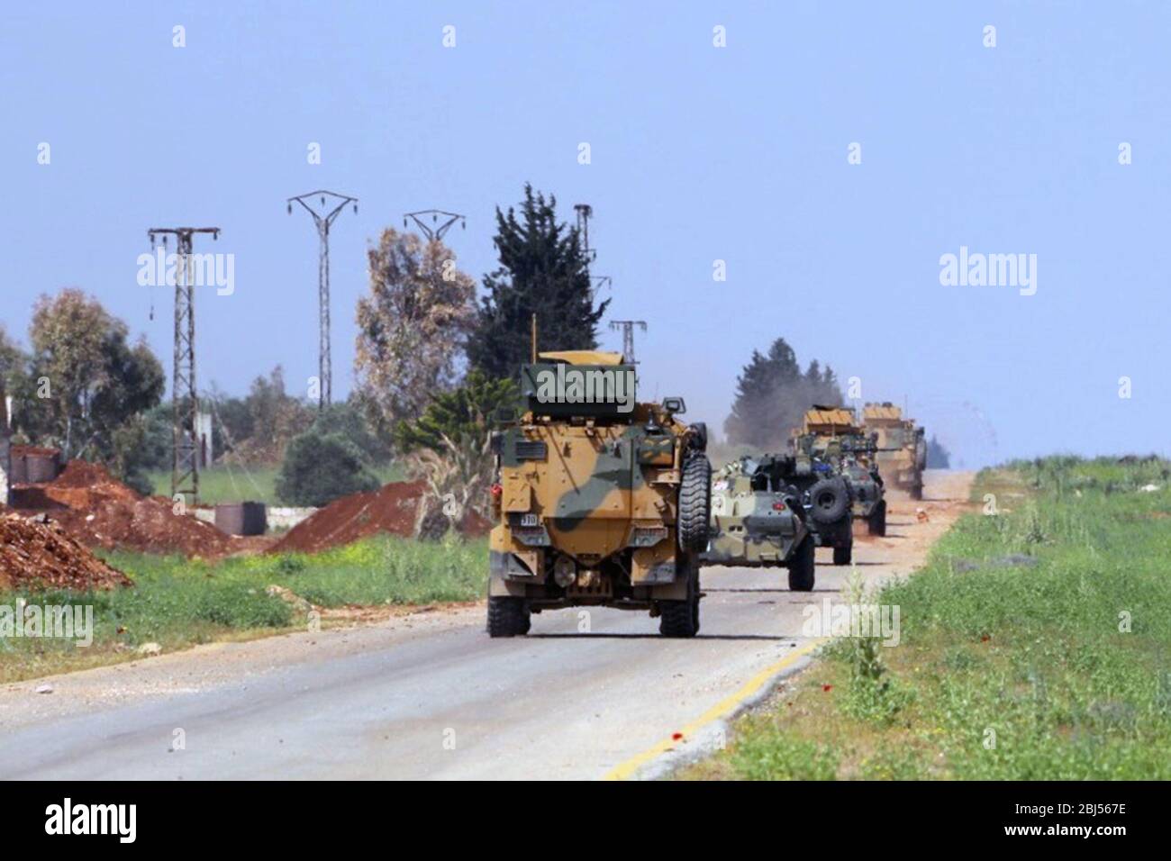 Idlib. 28 Aprile 2020. I veicoli militari sono visti durante una pattuglia terrestre turco-russa sull'autostrada M-4 nella provincia nordoccidentale di Idlib in Siria, il 28 aprile 2020. Le truppe turche e russe martedì hanno tenuto la loro sesta pattuglia congiunta lungo la strada principale M-4 nella provincia nordoccidentale di Idlib della Siria, ha detto il Ministero della Difesa turco. Credit: Xinhua/Alamy Live News Credit: Xinhua/Alamy Live News Foto Stock