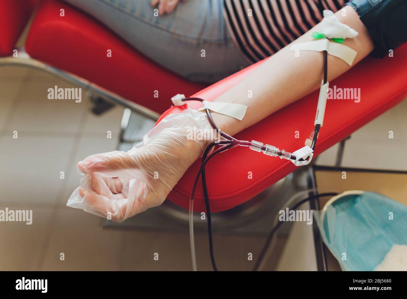 il sangue di laboratorio viene rimosso durante il primo piano della mano di donazione Foto Stock
