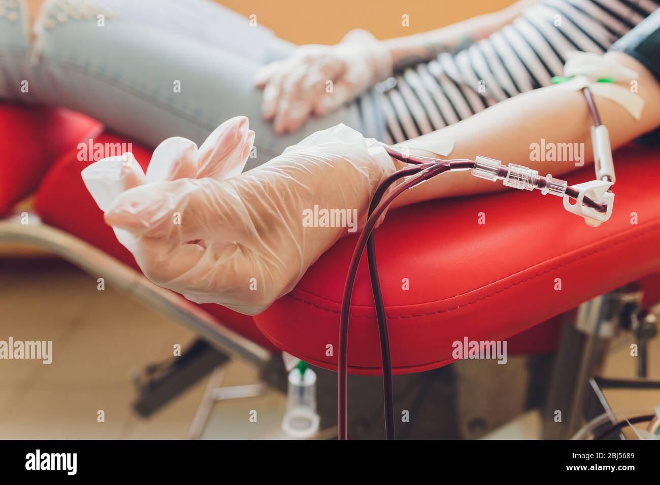il sangue di laboratorio viene rimosso durante il primo piano della mano di donazione Foto Stock