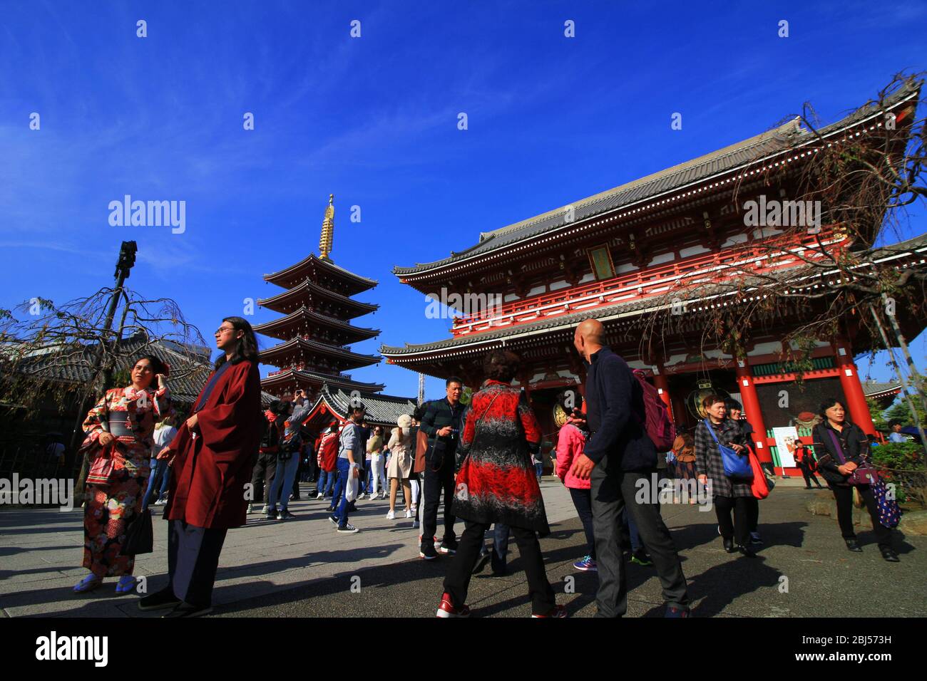 Scenario del Tempio di Asakusa Sensoji, una famosa attrazione turistica a Tokyo che è affollata da molte persone Foto Stock