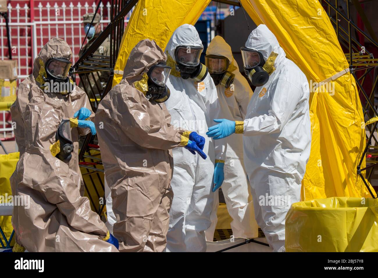 I soldati della Guardia Nazionale del Colorado attendono di passare attraverso la stazione di decontaminazione dopo aver condotto i test COVID-19 per diverse centinaia di persone il 24 aprile 2020 a Greeley, Colorado. Foto Stock