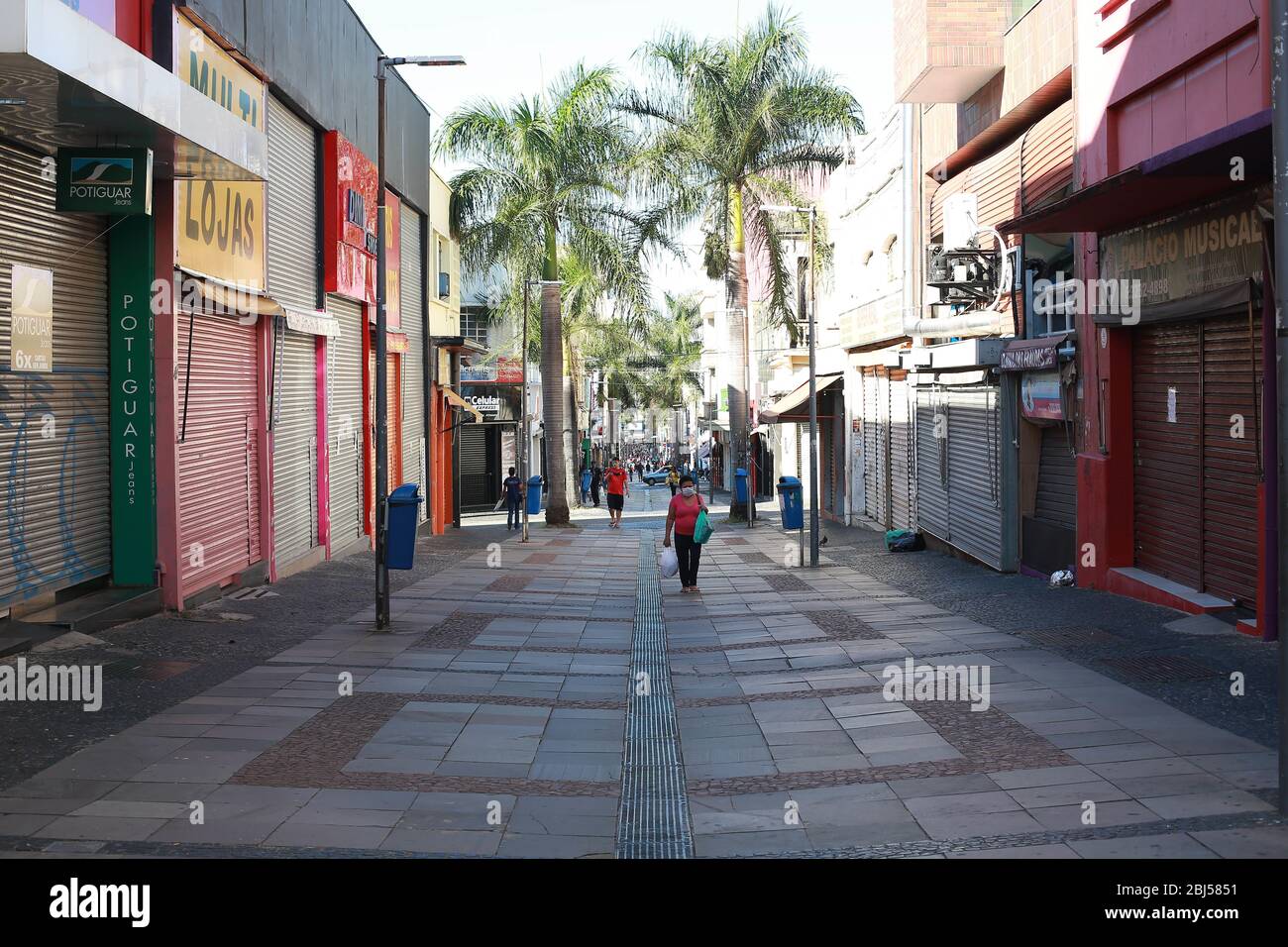 Campinas, Brasile. 28 Aprile 2020. Il capo del Centro di contingenza del Coronavirus nello Stato di São Paulo, David UIP, ha escluso qualsiasi possibilità che Campinas, o un altro comune, possa iniziare a riprendere le attività da lunedì. Secondo lui, prima del 10, quando termina la quarantena decretata nello Stato, non sarà autorizzata l'attuazione di un piano di flessibilizzazione in nessuna città. Nei negozi di fotografia della strada 13 de Maio a Campinas (SP). Credit: Leandro Ferreira/FotoArena/Alamy Live News Foto Stock