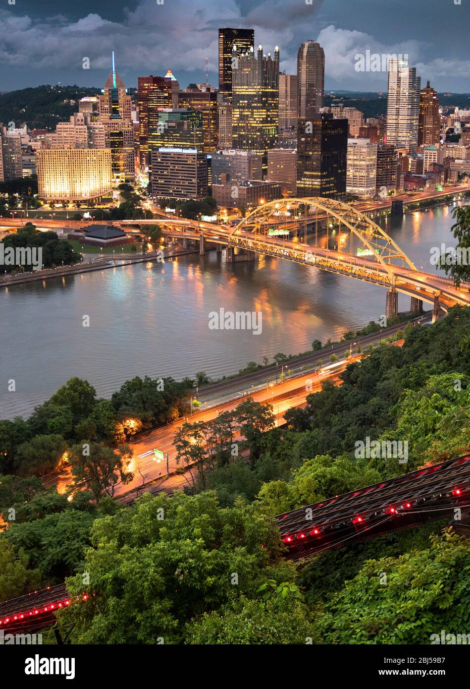 Vista panoramica della città di Pittsburgh con l'Incline Duquesne sul fiume Monongahela e Allegheny Foto Stock