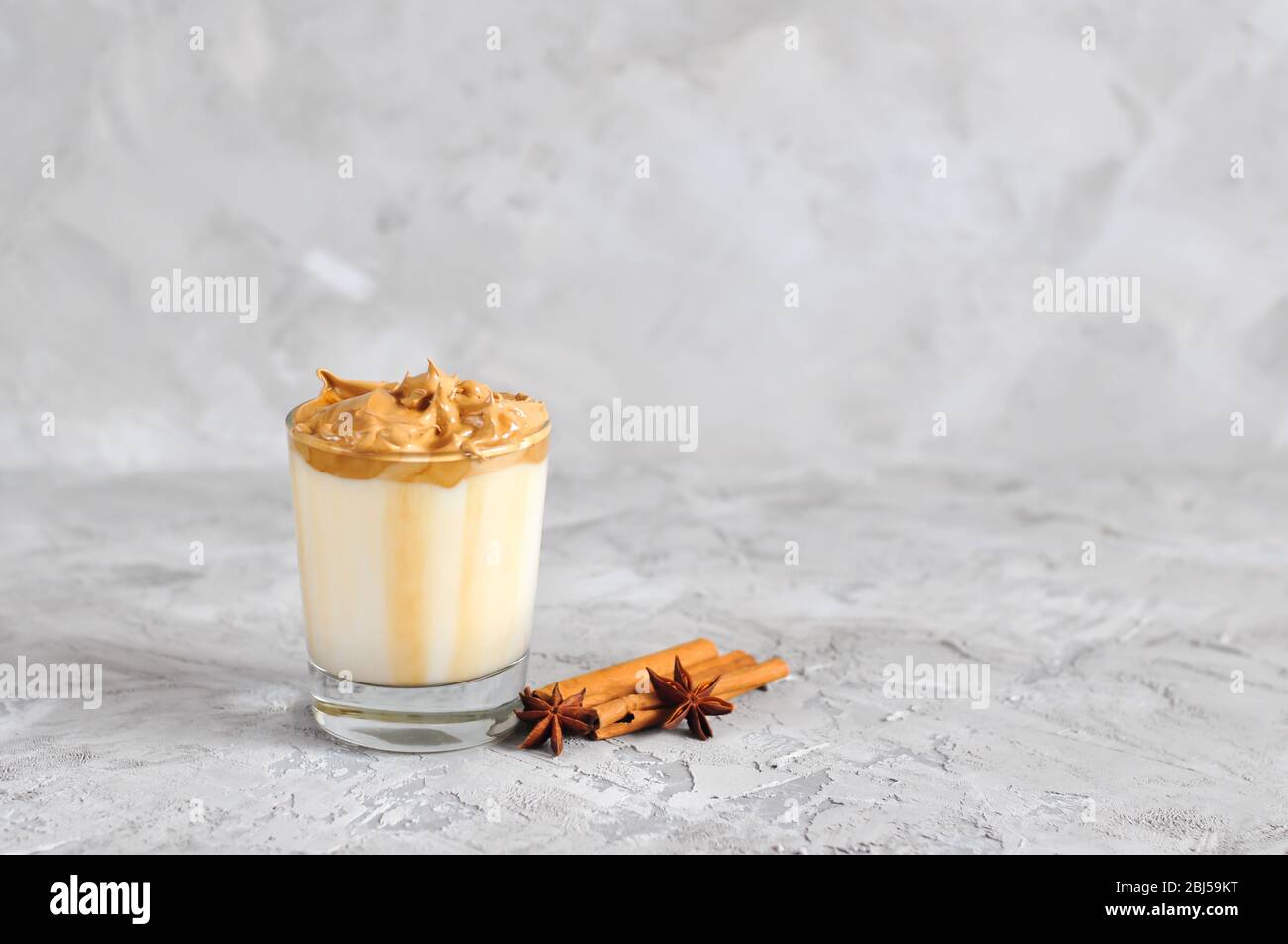 Caffè Dalgona fatto in casa in vetro . Ricetta popolare latte di bevanda coreana con schiuma di caffè istantaneo. Creato nuovo drink durante la quarantena e auto-isolati Foto Stock