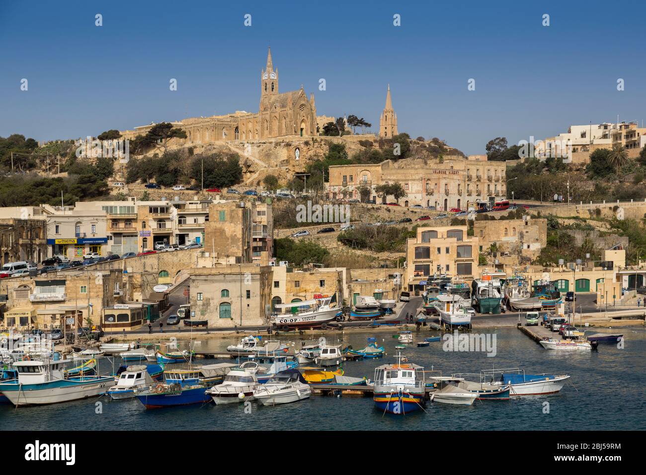 Porto e Chiesa di Santa Madre Lurdskaya, Mgarr, Gozo Foto Stock