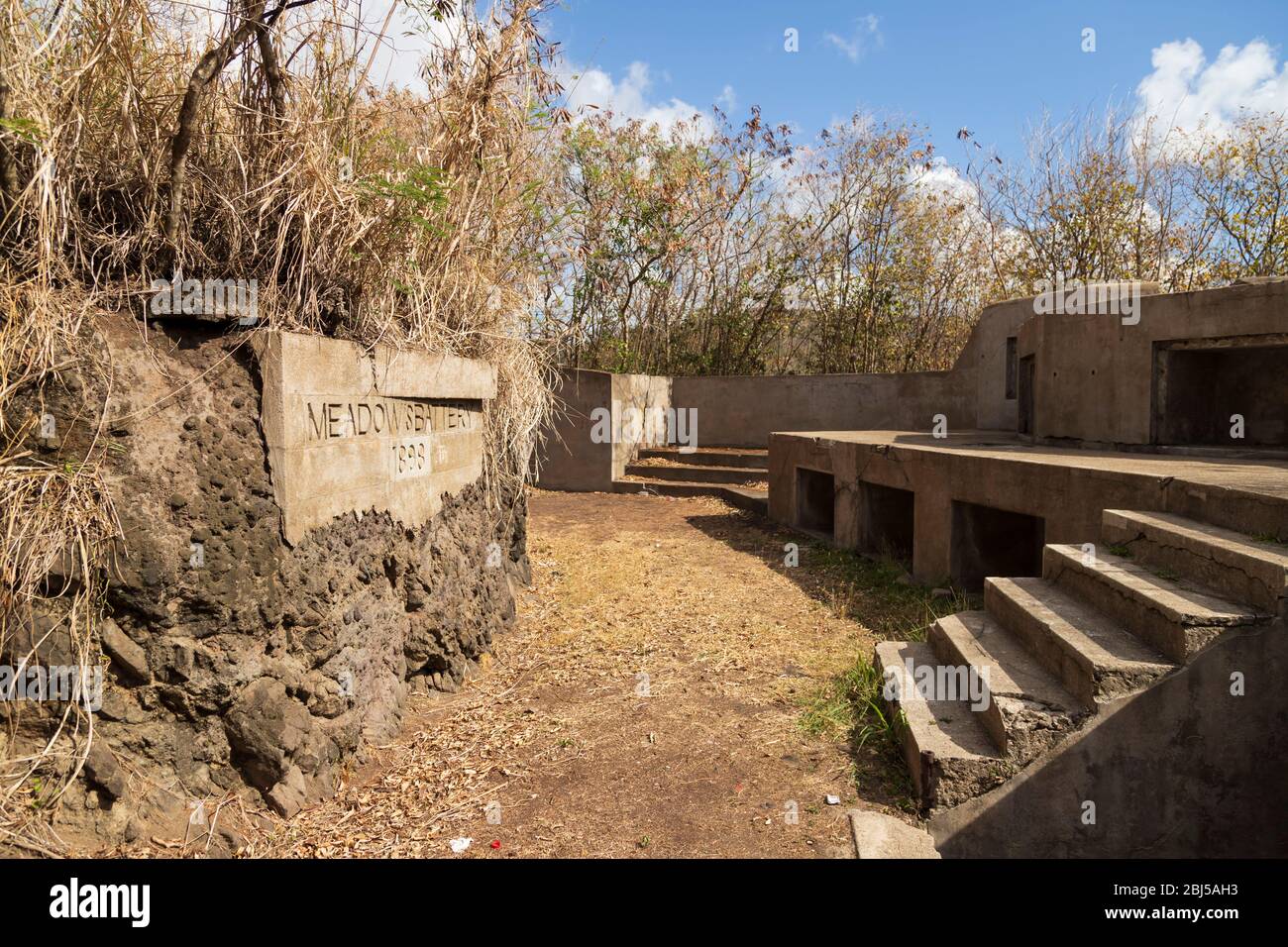 Una vista della batteria di Meadow dall'interno di fronte all'ingresso dove il nome può essere visto parzialmente Foto Stock