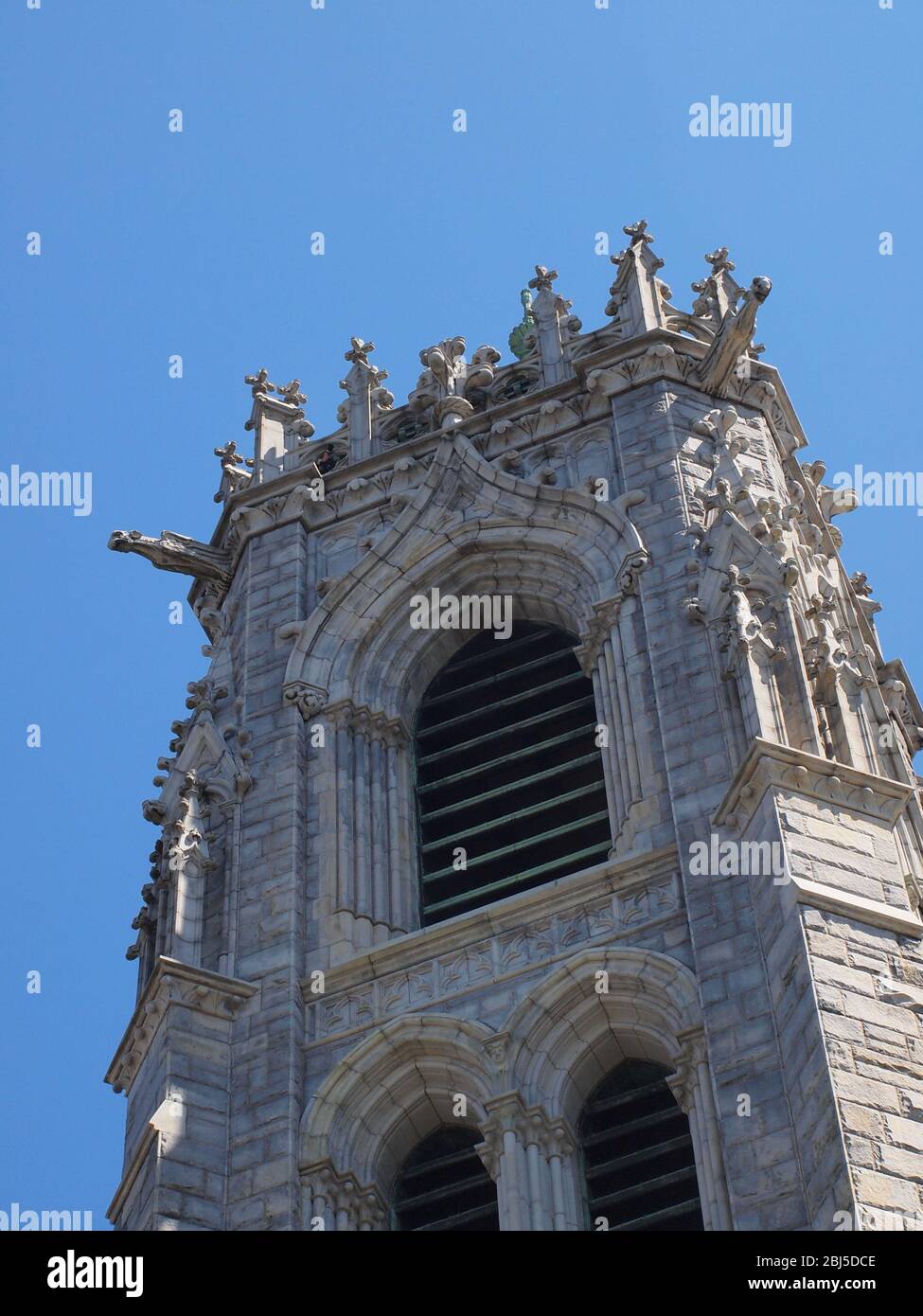 Cattedrale del Sacro cuore a Newark, New Jersey, si alza verso il cielo in un pomeriggio di primavera azzurro. È il centro dell'Arcidiocesi di Newark. Foto Stock