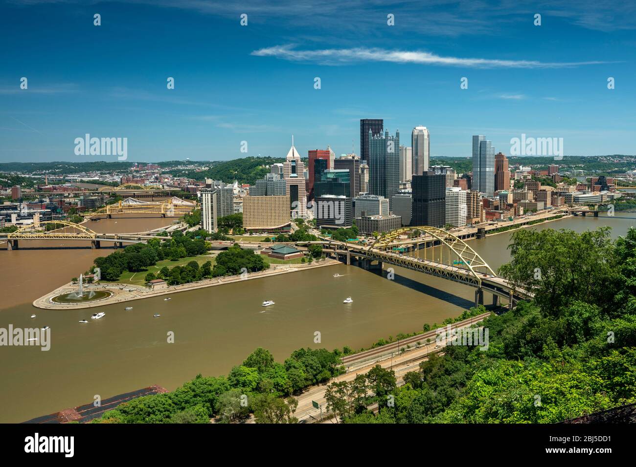 Ponte di Fort Pitt e ponte di Fort Duquesne sul fiume Allegheny Pittsburgh, Pennsylvania USA Foto Stock