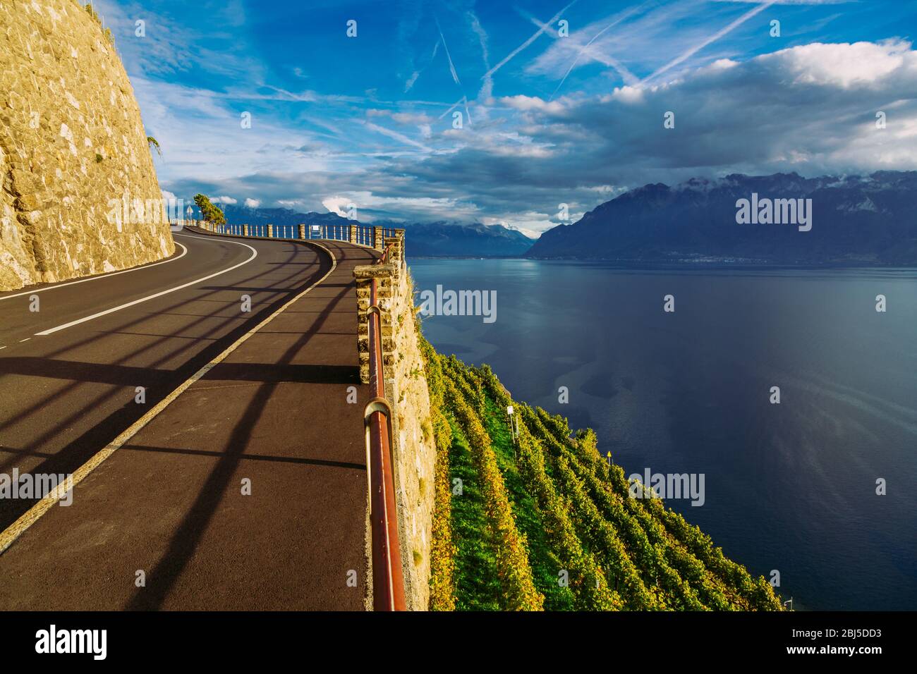 Lavaux, Svizzera: Autostrada con splendida vista sulle montagne vicino al lago di Ginevra, Canton Vaud Foto Stock
