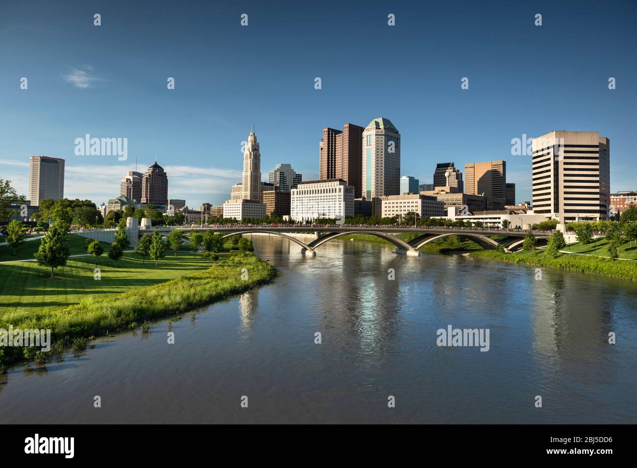 Il paesaggio urbano del centro cittadino si affaccia sul Fiume Scioto e sul Discovery Bridge lungo il Riverfront Park nella citta' di Columbus, Ohio USA Foto Stock