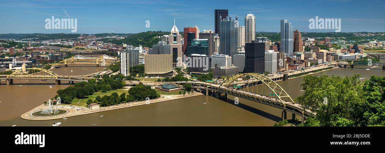Il ponte di Fort Pitt e il ponte di Fort Duquesne si affacciano sul fiume Allegheny Pittsburgh, Pennsylvania USA Foto Stock