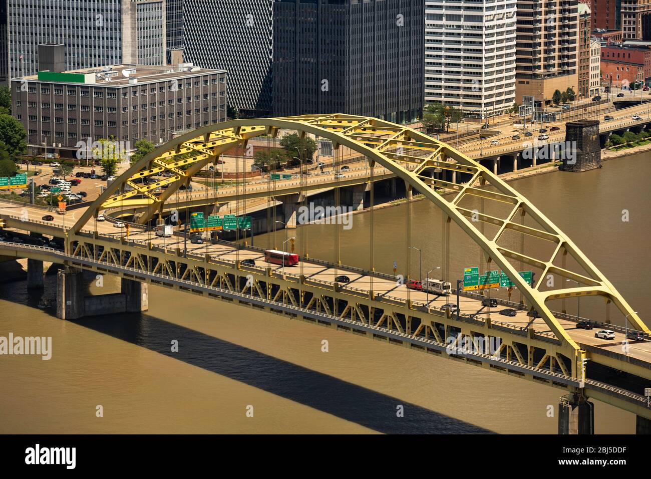 Ponte di Fort Pitt sul fiume Monogahela Pittsburgh, Pennsylvania USA Foto Stock