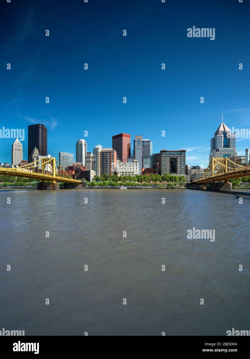 Vista dello skyline della città sul fiume Allegheny e sul ponte Roberto Clemente nel centro di Pittsburgh, Pennsylvania, USA Foto Stock