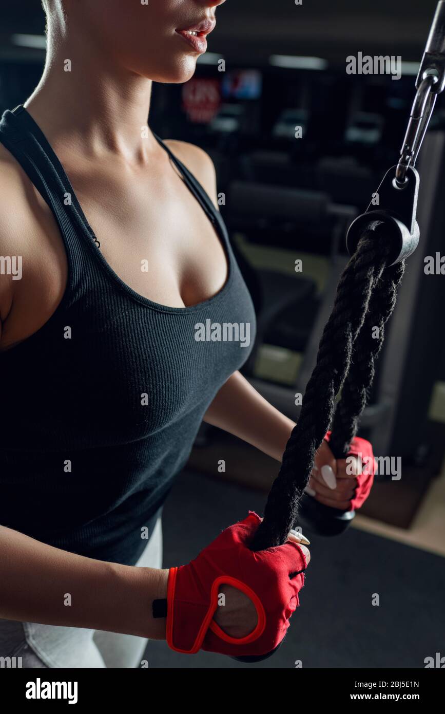 Bella muscolare di montare donna esercitare i muscoli costruzione Foto Stock