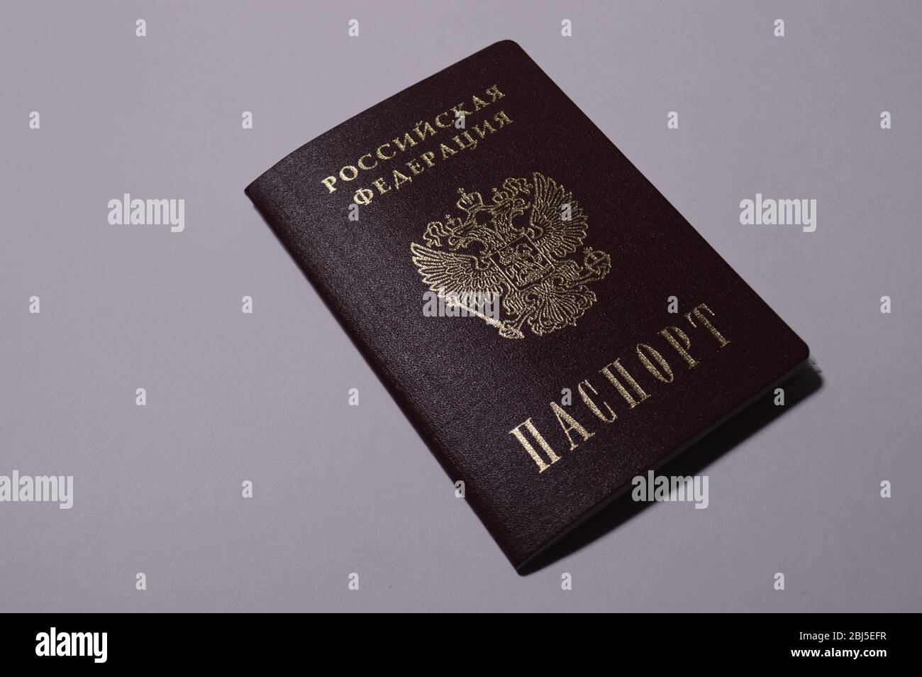 Un'immagine del passaporto russo su sfondo bianco. Foto Stock