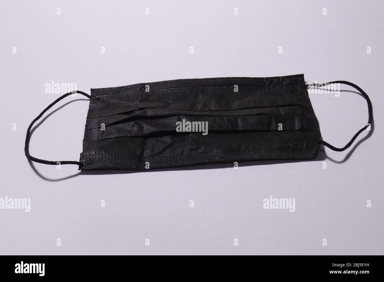 Maschera medica e protezione contro il virus corona isolata su sfondo bianco. Foto Stock