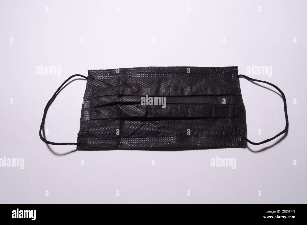 Maschera medica e protezione contro il virus corona isolata su sfondo bianco. Foto Stock
