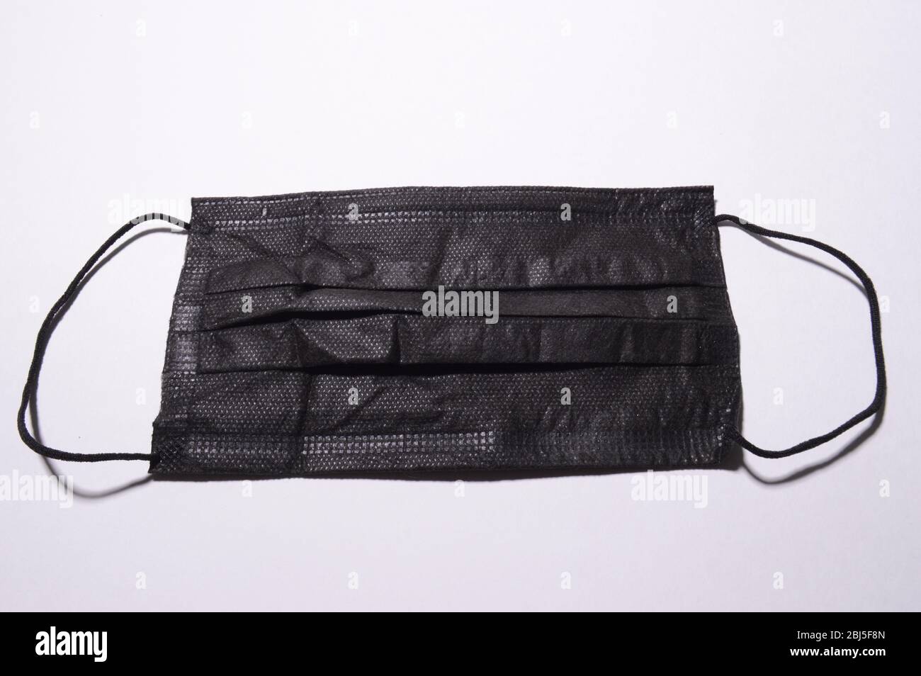 Maschera medica e protezione contro il virus corona isolata su sfondo bianco. Foto Stock
