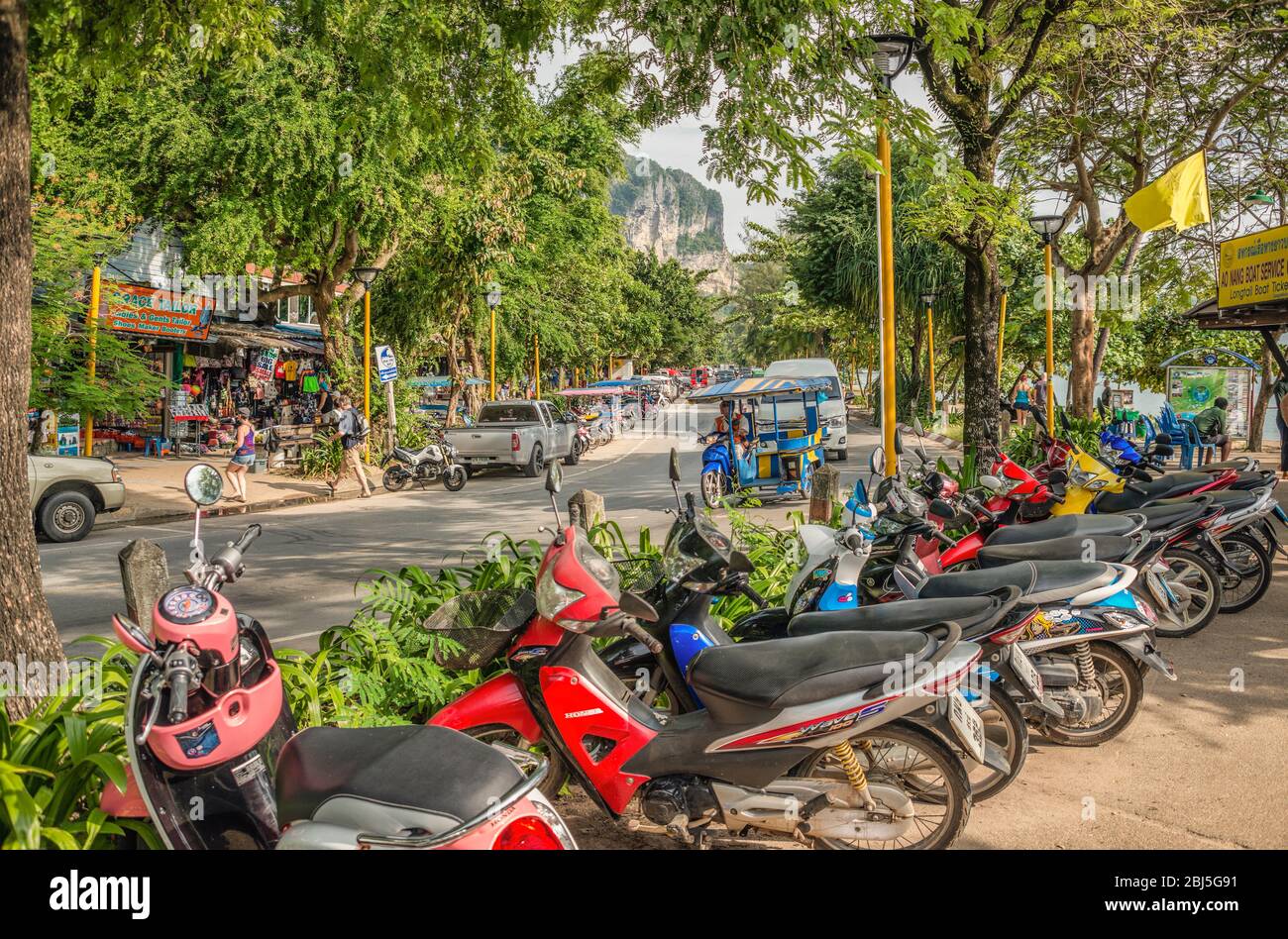 Trafficata via dello Shopping a Ao Nang Beach, Thailandia Foto Stock