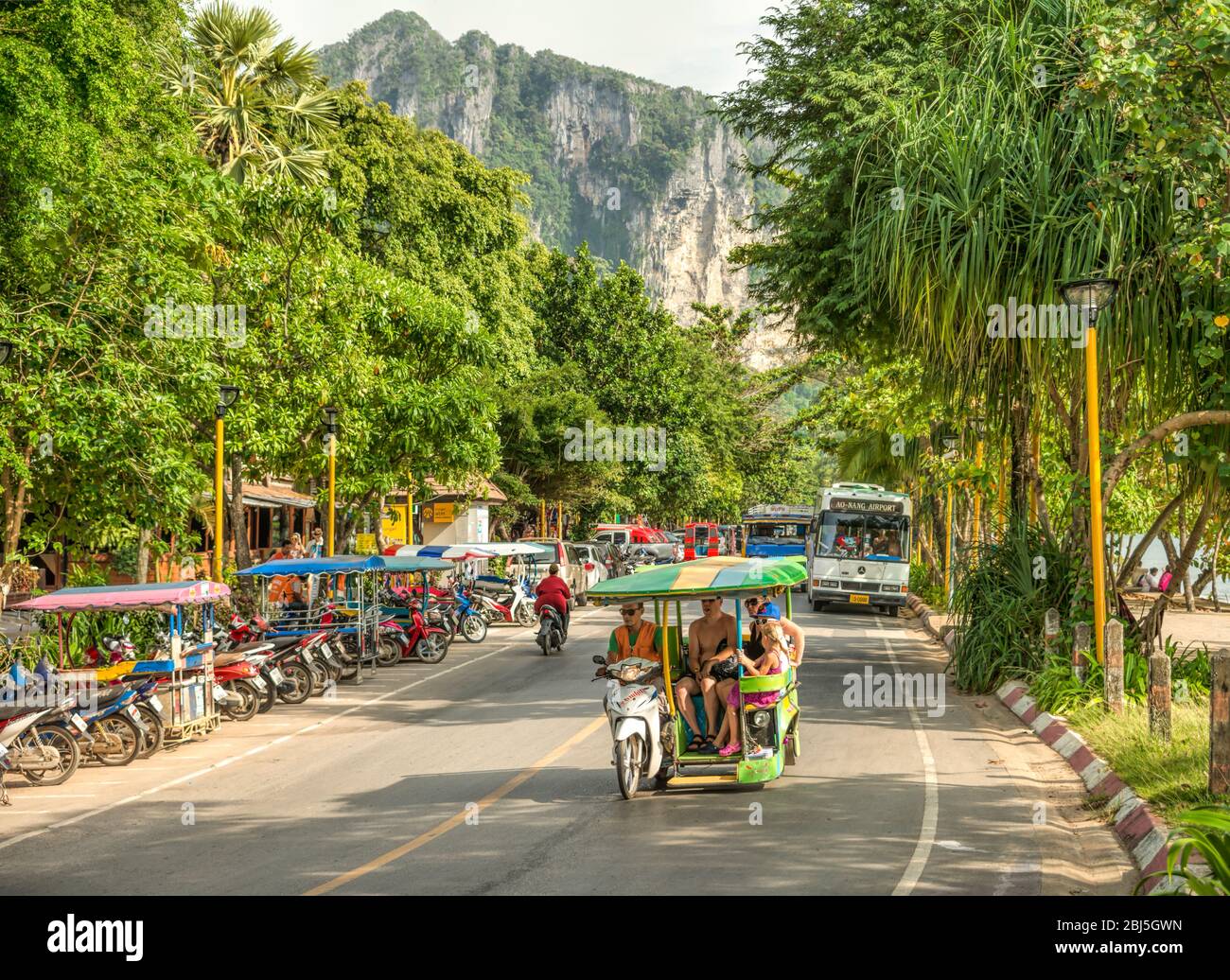 Trafficata via dello Shopping alla parata della spiaggia di Ao Nang Beach, Krabi, Thailandia Foto Stock