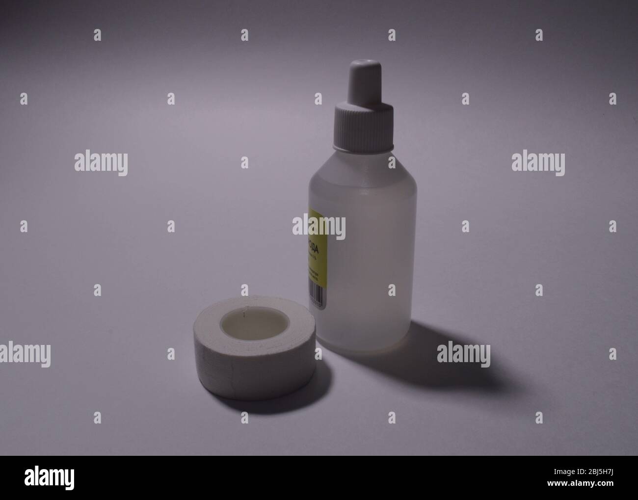 Cerotto medico e antisettico su fondo bianco. Foto Stock