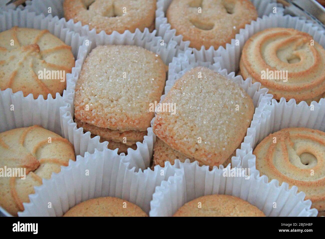 Primo piano con biscotti danesi assortiti nella confezione. Vista orizzontale dall'alto. Foto Stock
