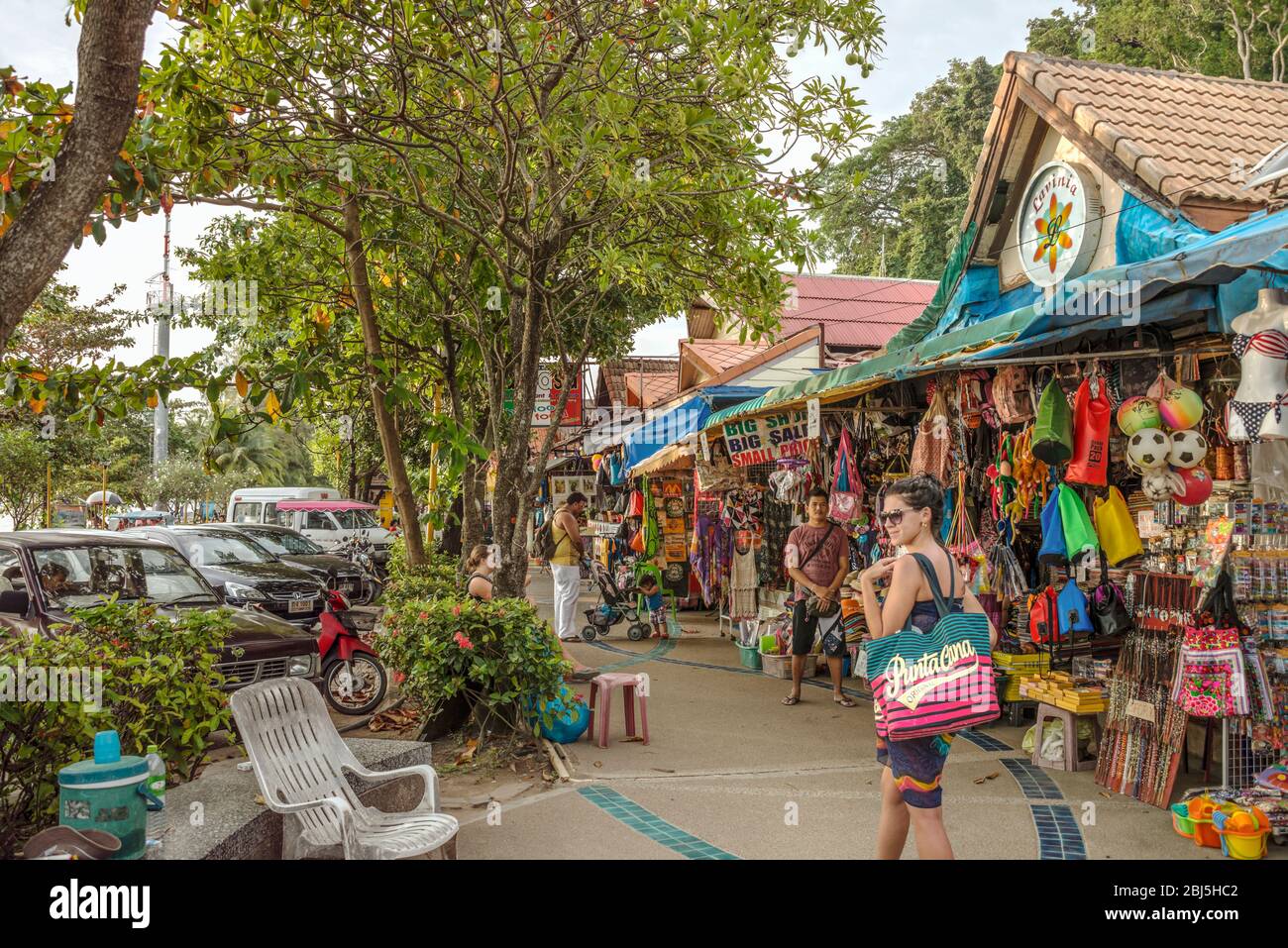 Trafficata via dello Shopping alla parata della spiaggia di Ao Nang Beach, Krabi, Thailandia Foto Stock