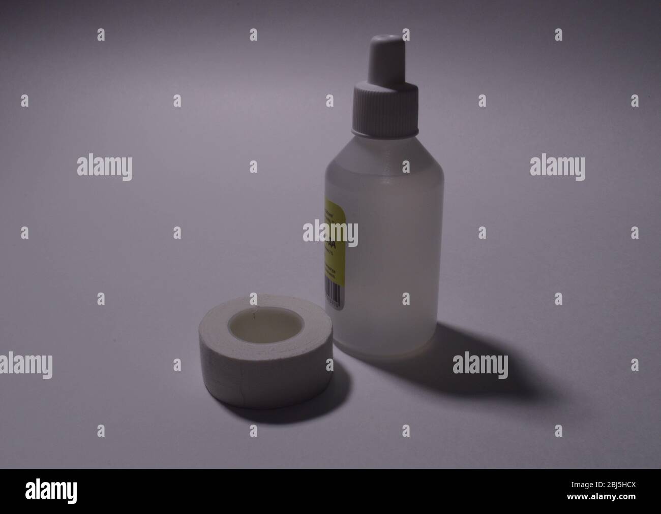Cerotto medico e antisettico su fondo bianco. Foto Stock