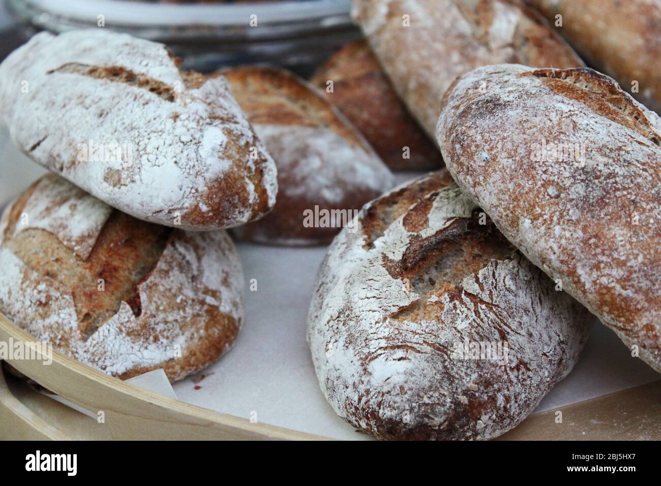 Pane fatto a mano in un vassoio fuoco selettivo, stile rurale. Foto Stock Pane fatto a mano in un vassoio fuoco selettivo, stile rurale. Foto Stock