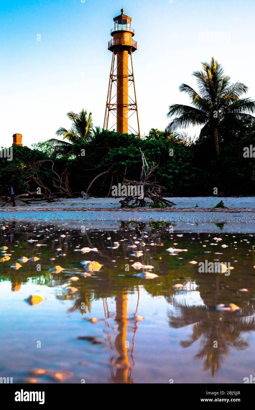 Il faro di Sanibel Island riflette nell'oceano al tramonto Foto Stock